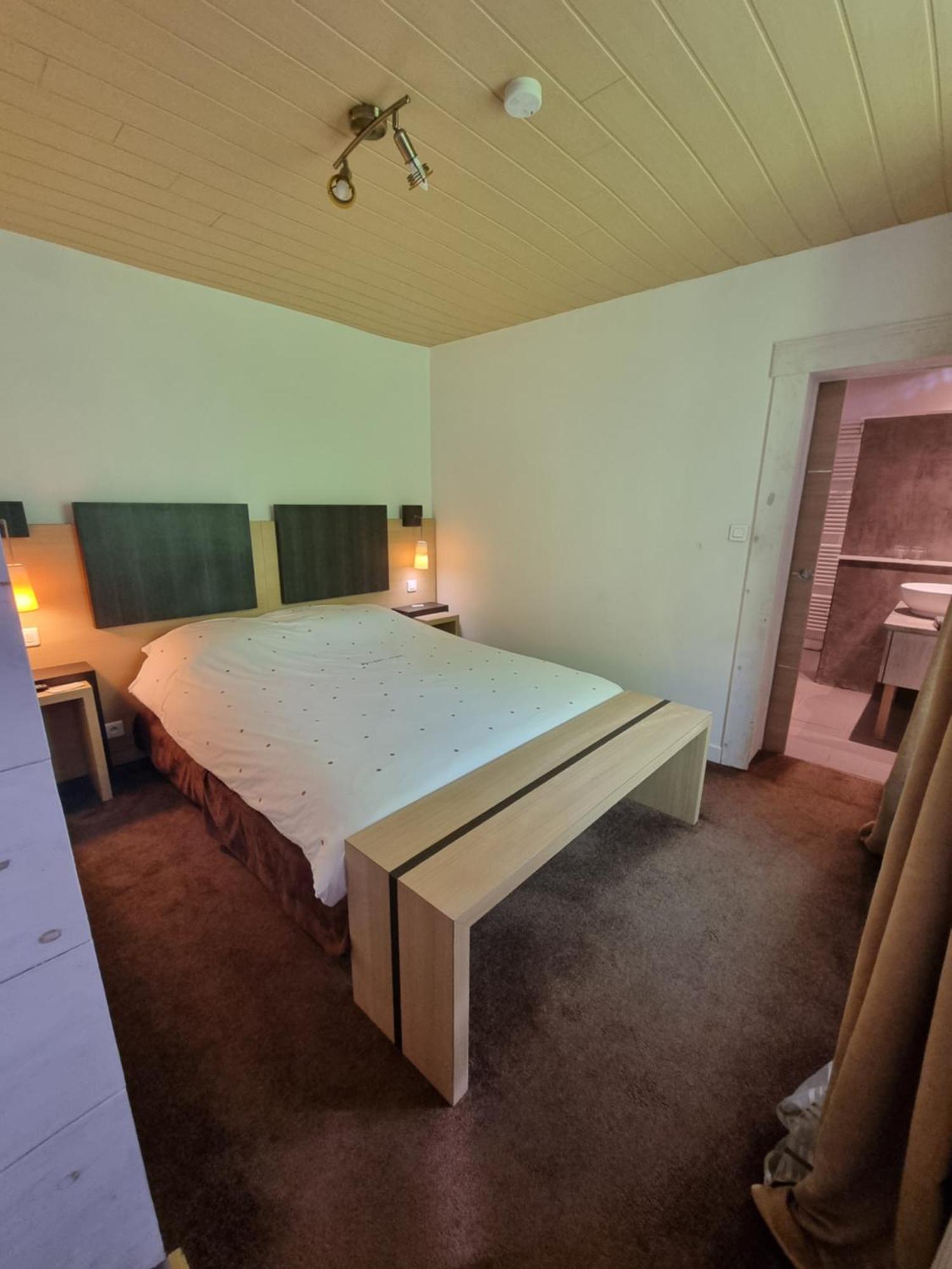Les Grands Frenes Bed and Breakfast Plaine-de-Walsch Rum bild